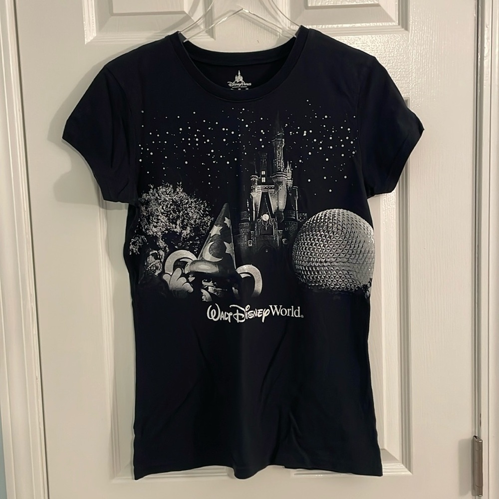 Disney 4 Parks T-Shirt Size XL fits like a M